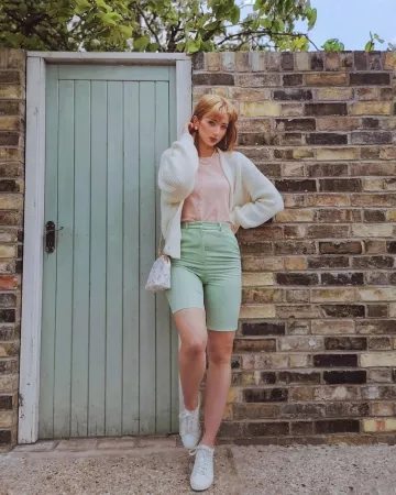 Pantalones cortos de traje verde de Abi Milner en la cuenta de Instagram @abigail_janine