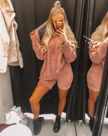 Asos Black Boots of Helena en la cuenta de Instagram @helenacritchley