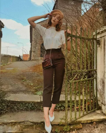 Zapatos de tacón blanco de Abi Milner en la cuenta de Instagram @abigail_janine