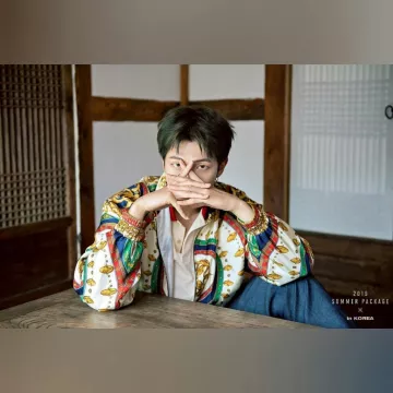 La colorida chaqueta de seda de Gucci usada por RM en la cuenta de Instagram de @vane00_05