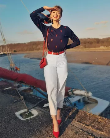 Zapatos de tacón rojo de Abi Milner en la cuenta de Instagram @abigail_janine