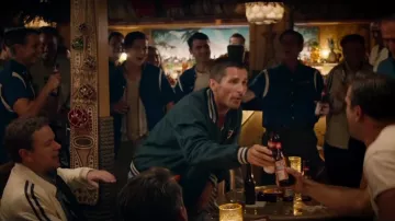 La Bière Budweiser bu par Ken Miles (Christian Bale) en Ford / Ferrari