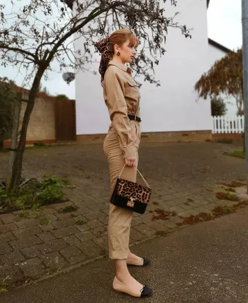 Beige Car­go Jump­suit of Abi Milner on the Instagram account @abigail_janine