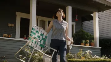 Camisa de blusa casual de rayas sin mangas usada por Mollie Miles (Caitriona Balfe) en Ford v Ferrari