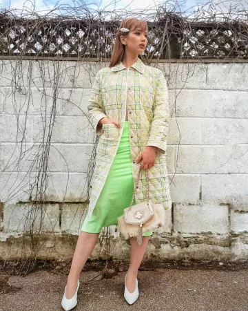 Falda Midi de satén neón de Abi Milner en la cuenta de Instagram @abigail_janine
