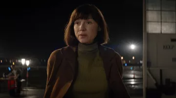 Suéter Slim Fit de cuello de tortuga estirable verde usado por Mollie Miles (Caitriona Balfe) en Ford v Ferrari