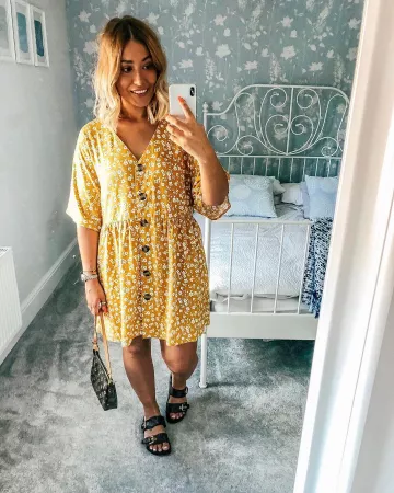 Vestido floral de Danielle French en la cuenta de Instagram @itsdaniellesjourney