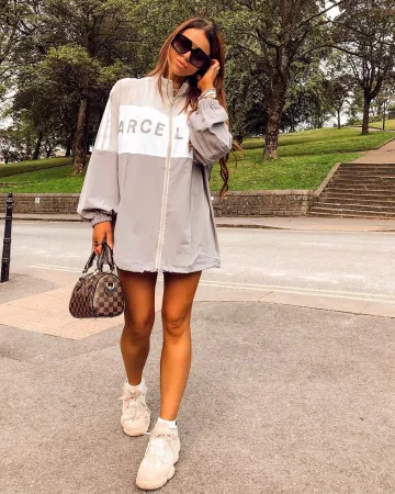 Adidas yeezy Sneakers de Beth Bartram en la cuenta de Instagram @beth_bartram