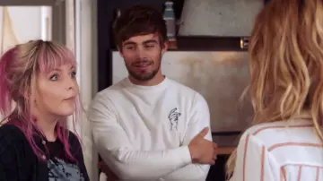 La sudadera blanca con estampado de mano de Maxime (Clément Rémiens) en Tomorrow nos pertenece