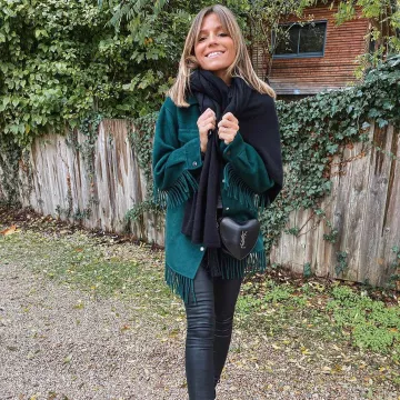 La chaqueta verde con flecos de Sandro que luce Anne-Sophie en la cuenta de Instagram de @larmoiredesoso 