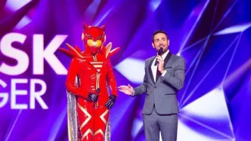 Chaqueta de traje gris de Camille Combal en Mask Singer Episodio 1 el viernes 8 de noviembre