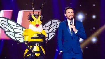 El cuello de satén del traje azul medianoche de Camille Combal en Mask Singer Episodio 02 el viernes 15 de noviembre de 2019