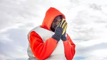 Guantes de invierno negros y amarillos de Kanye West en Kanye West - Follow God