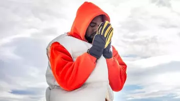 Chaleco globo blanco de Kanye West en Kanye West - Follow God