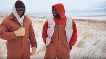Mono marrón de Kanye West en Kanye West - Follow God