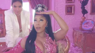 Vestido rosa caliente con cristales de Nicki Minaj en KAROL G, Nicki Minaj - Tusa