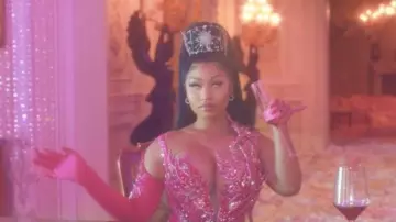 Guantes rosa caliente de Nicki Minaj en KAROL G, Nicki Minaj - Tusa
