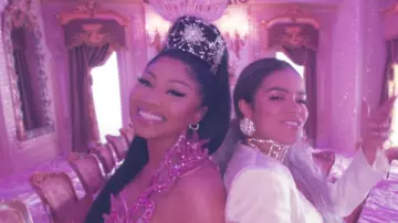 Pequeños pendientes de aro plateado de Nicki Minaj en KAROL G, Nicki Minaj - Tusa