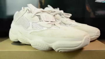 La Paire de yeezy 500 dans la vidéo de Tonton Gibs LES PLUS BELLES SNEAKERS D'AVRIL TOP 10 ????