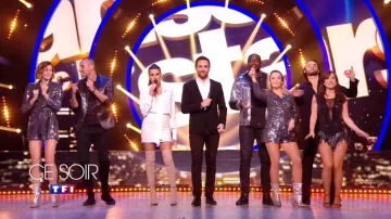 Les bottes cuissardes beiges de Karine Ferri dans Danse avec les Stars