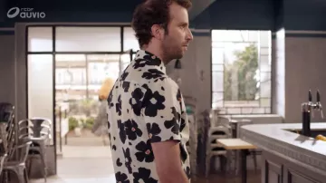 La camisa "floral pintada" de Tristán (Mathieu Alexandre) en Mañana nos pertenece