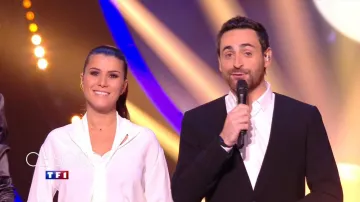 La blouse blanche en soie à col lavallière de Karine Ferri dans Danse avec les Stars le 16 novembre 2019