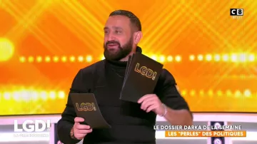 Suéter negro de cuello de tortuga de Cyril Hanouna en La grande darka el 16 de noviembre de 2019