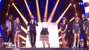 Les escarpins noirs asymétrique design plissés de Karine Ferri dans Danse avec les Stars