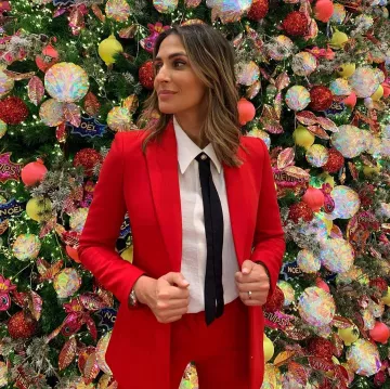 Le blazer rouge Maje porté par Yasmine Zeroc  sur le compte Instagram de @yasmine.zeroc 