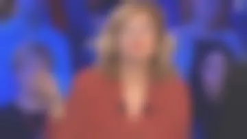 The long dress hides heart crepe floral print of Valerie Trierweiler in One is not lying 16.11.2019