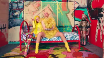 Jaune bottines de Iggy Azalea dans Iggy Azalea, Alice Chater - Lola (Vidéo Officielle)
