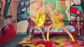 Marilyn Monroe arc-en-ciel bottes de Alice Chater dans Iggy Azalea, Alice Chater - Lola (Vidéo Officielle)