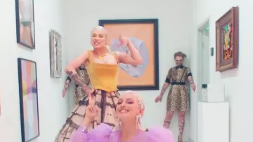 Jaune corset de Iggy Azalea dans Iggy Azalea, Alice Chater - Lola (Vidéo Officielle)