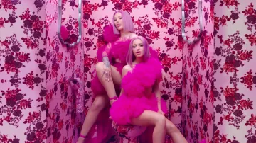 Rose chaud, moelleux jupe d'Alice Chater dans Iggy Azalea, Alice Chater - Lola (Vidéo Officielle)