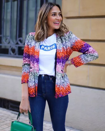 La chaqueta de lentejuelas multicolor que lleva Yasmine Zeroc en la cuenta de Instagram de @yasmine.zeroc