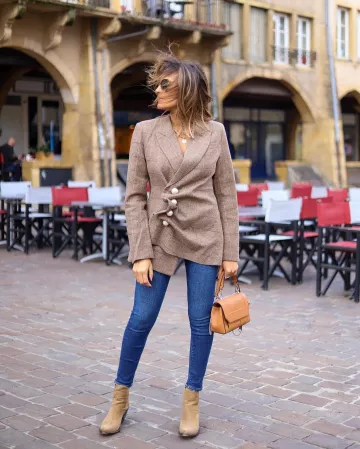 The mini bag camel Ninon de Lancel worn by Yasmine Zeroc account on the Instagram of @yasmine.zeroc