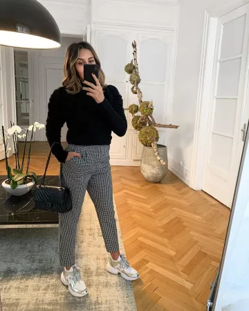 Las zapatillas blancas y plateadas de la marca Hogan usadas por Yasmine Zeroc en la cuenta de Instagram de @yasmine.zeroc