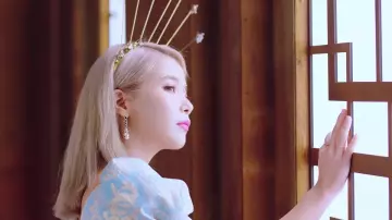 Star headband of Solar in [MV] 마마무(MAMAMOO) - HIP