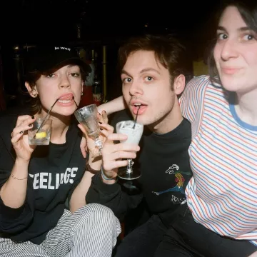 Sentiments Pull Noir porté par Brigette Lundy-Paine sur l'Instagram account @briiiiiiiiiig