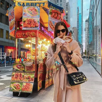 The coat bathrobe long camel worn by Iris Mittenaere on the account Instagram of @irismittenaeremf 