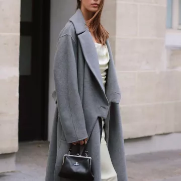 The bag Vivienne Westwood black worn by Iris Mittenaere on the account Instagram of @irismittenaeremf 