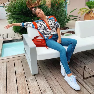 The sneakers Club 85 Reebok worn by Iris Mittenaere on the account Instagram of @irismittenaeremf 
