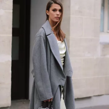 The gray coat worn by Iris Mittenaere on the account Instagram of @irismittenaeremf 