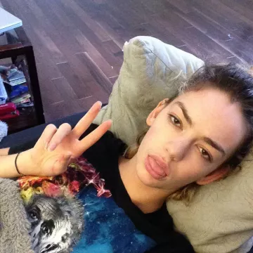 Albert Einstein de Fumer la Pipe T Shirt Noir porté par Brigette Lundy-Paine sur l'Instagram account @briiiiiiiiiig