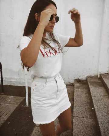  Mini Falda Denim Blanca de Ana Rey en la cuenta de Instagram @dorytrendy