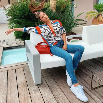 The skinny denim jeans blue worn by Iris Mittenaere on the account Instagram of @irismittenaeremf 