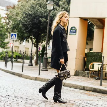 Las botas negras altas de Santiag que lleva Adèle Farine en su cuenta de Instagram @adelefarine