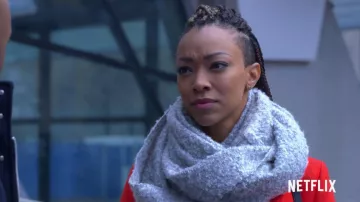 The woven scarf light grey Roxy Richardson (Sonequa Martin-Green) in the Holiday Rush