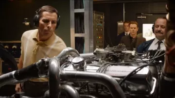 Jaune à Manches Courtes en Piqué Polo Shirt porté par Ken Miles (Christian Bale) en Ford / Ferrari