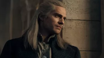 Camisa gris usada por Geralt de Rivia (Henry Cavill) como se ve en la temporada 1 de The Witcher